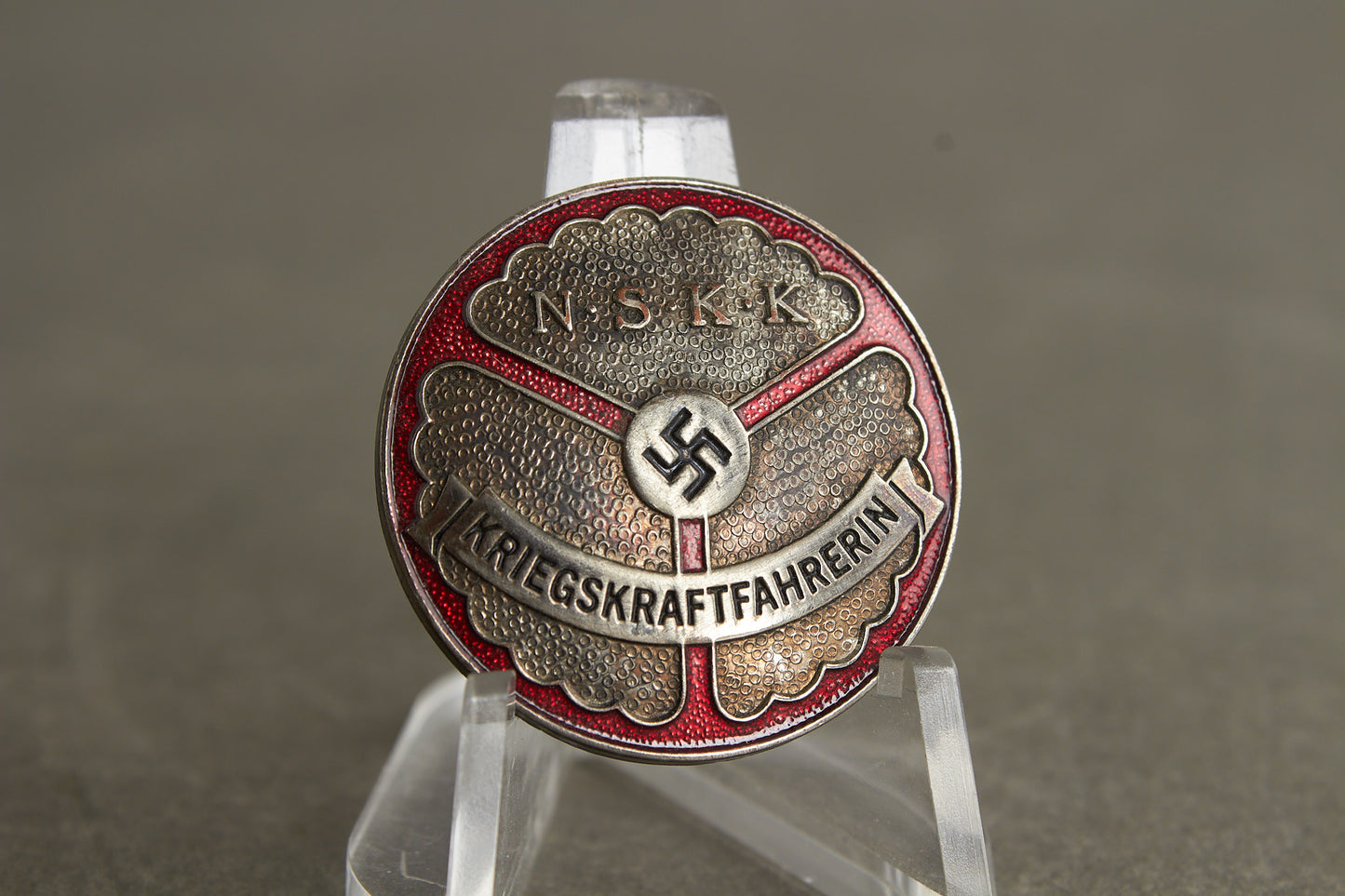 NSKK (Nationalsozialistisches Kraftfahrkorps) "Kriegskraftfahrerin" Brosche. Rare. Original.
