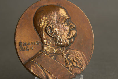 RESERVED Austrian 1914-1916 War Welfare Office Medal "Kriegserinnerungs Medaille 1914/15 aus erbeutetem Waffenmaterial". Original.