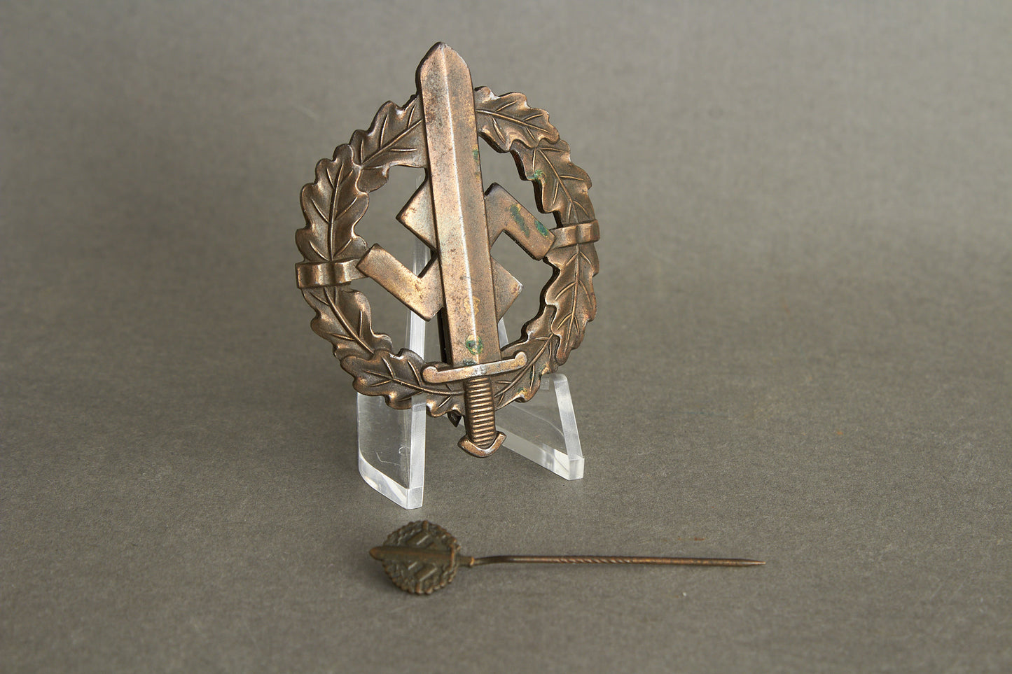 Numbered "SA-Sportabzeichen" in Bronze with miniature. 2. Model (1935-1938). Original.