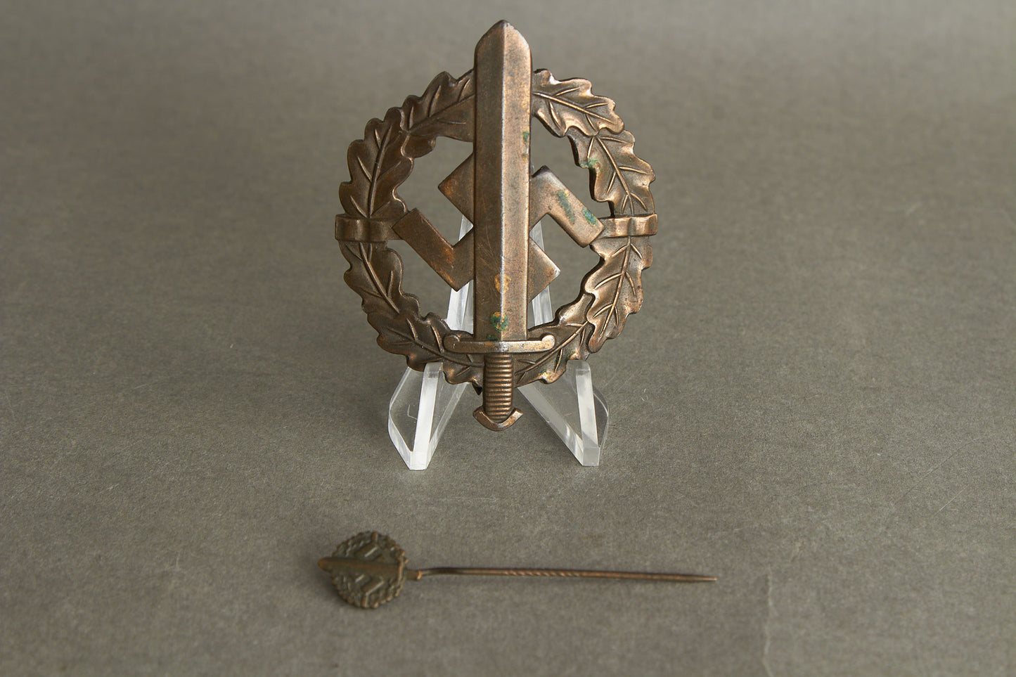 Numbered "SA-Sportabzeichen" in Bronze with miniature. 2. Model (1935-1938). Original.