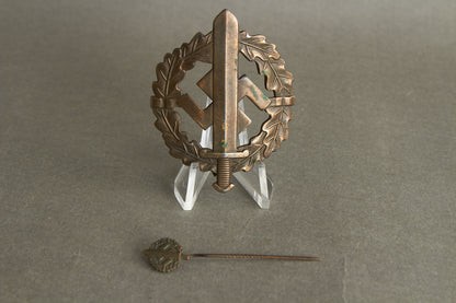 Numbered "SA-Sportabzeichen" in Bronze with miniature. 2. Model (1935-1938). Original.