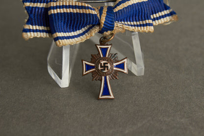 Miniature "Ehrenkreuz der Deutschen Mutter" in Bronze. Original.