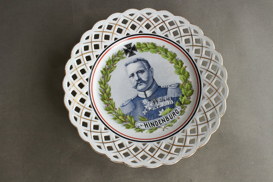 Von Hindenburg "Patriotischer Teller" Commemorative Plate. Bright colors and no damages. Original.