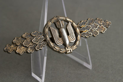 Luftwaffe "Frontflugspange für Kampfflieger in Gold". Maker Marked F&BL. Original.