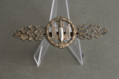 Luftwaffe "Frontflugspange für Kampfflieger in Gold". Maker Marked F&BL. Original.