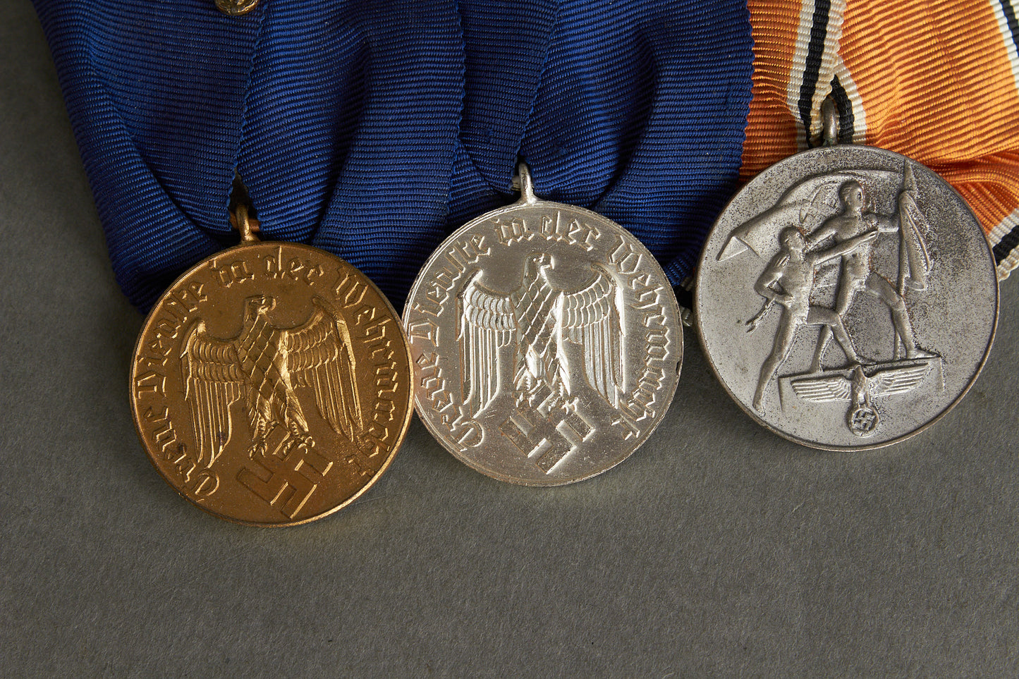 3-Place Medal Bar. Original.