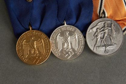 3-Place Medal Bar. Original.