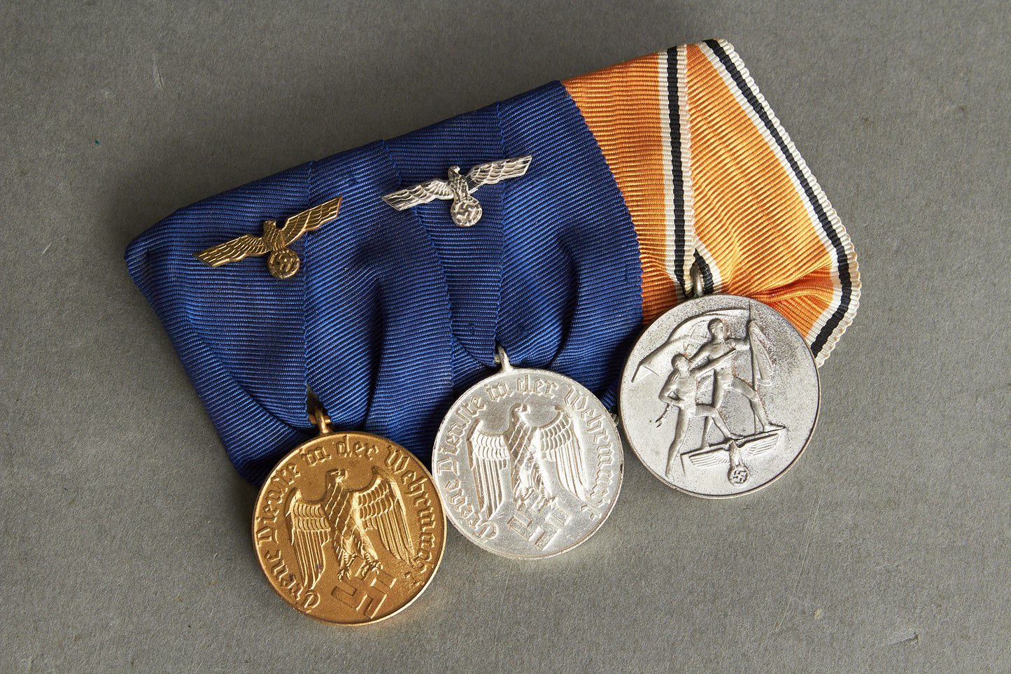 3-Place Medal Bar. Original.