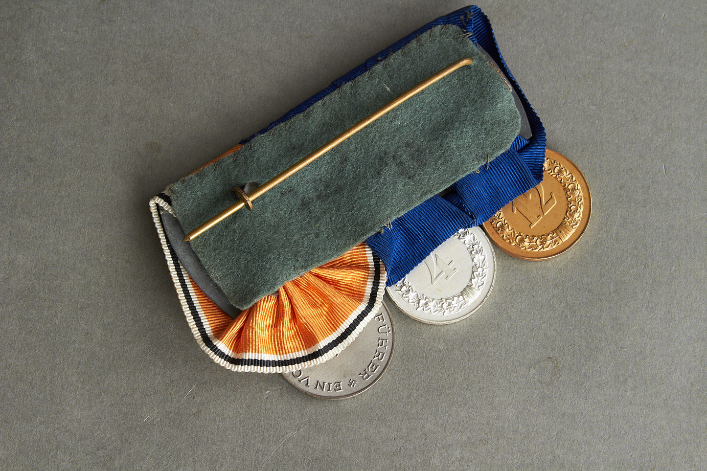 3-Place Medal Bar. Original.