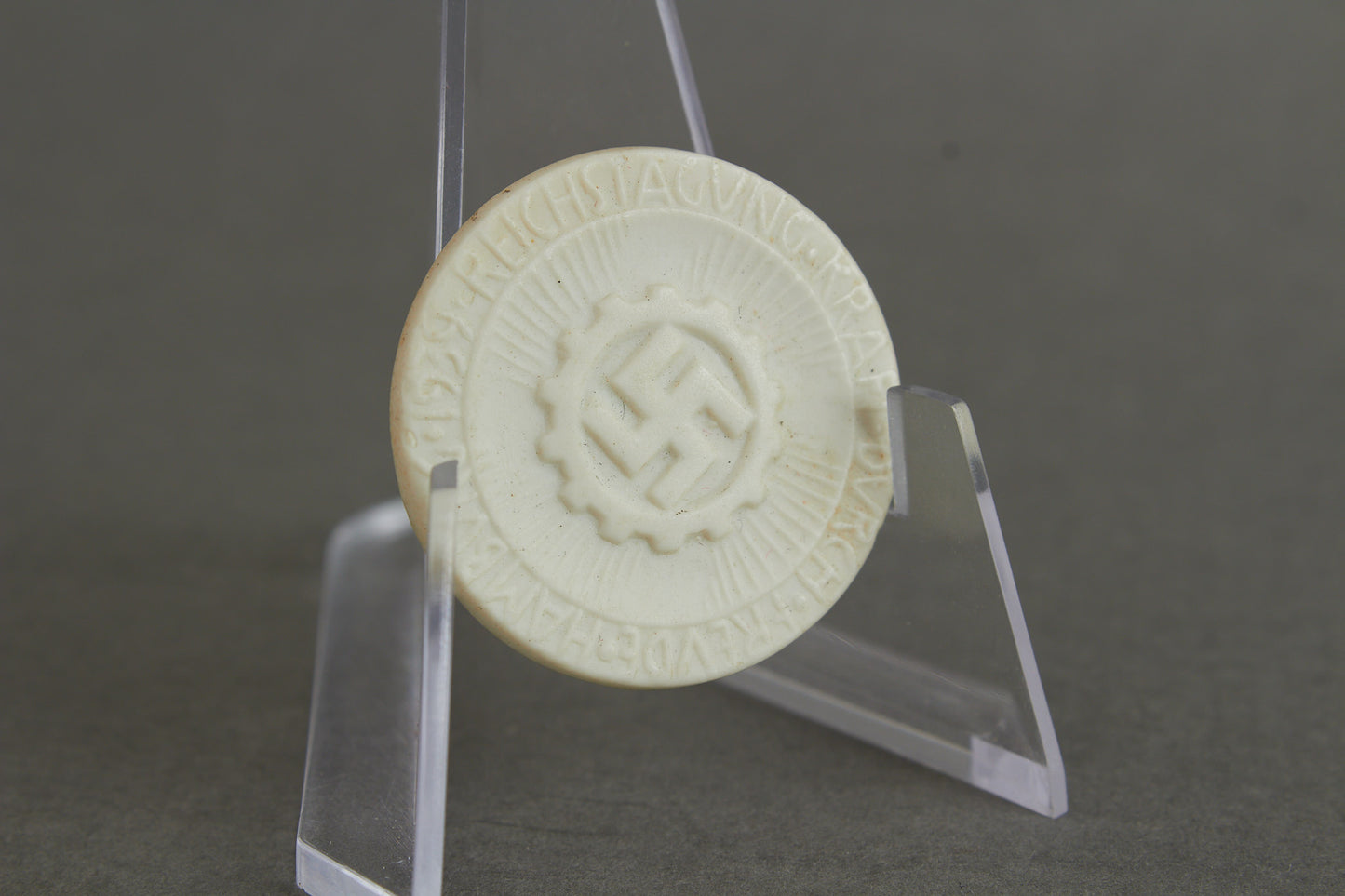 Kraft durch Freude (KdF) "Hamburg 1939" Tinnie. Original.